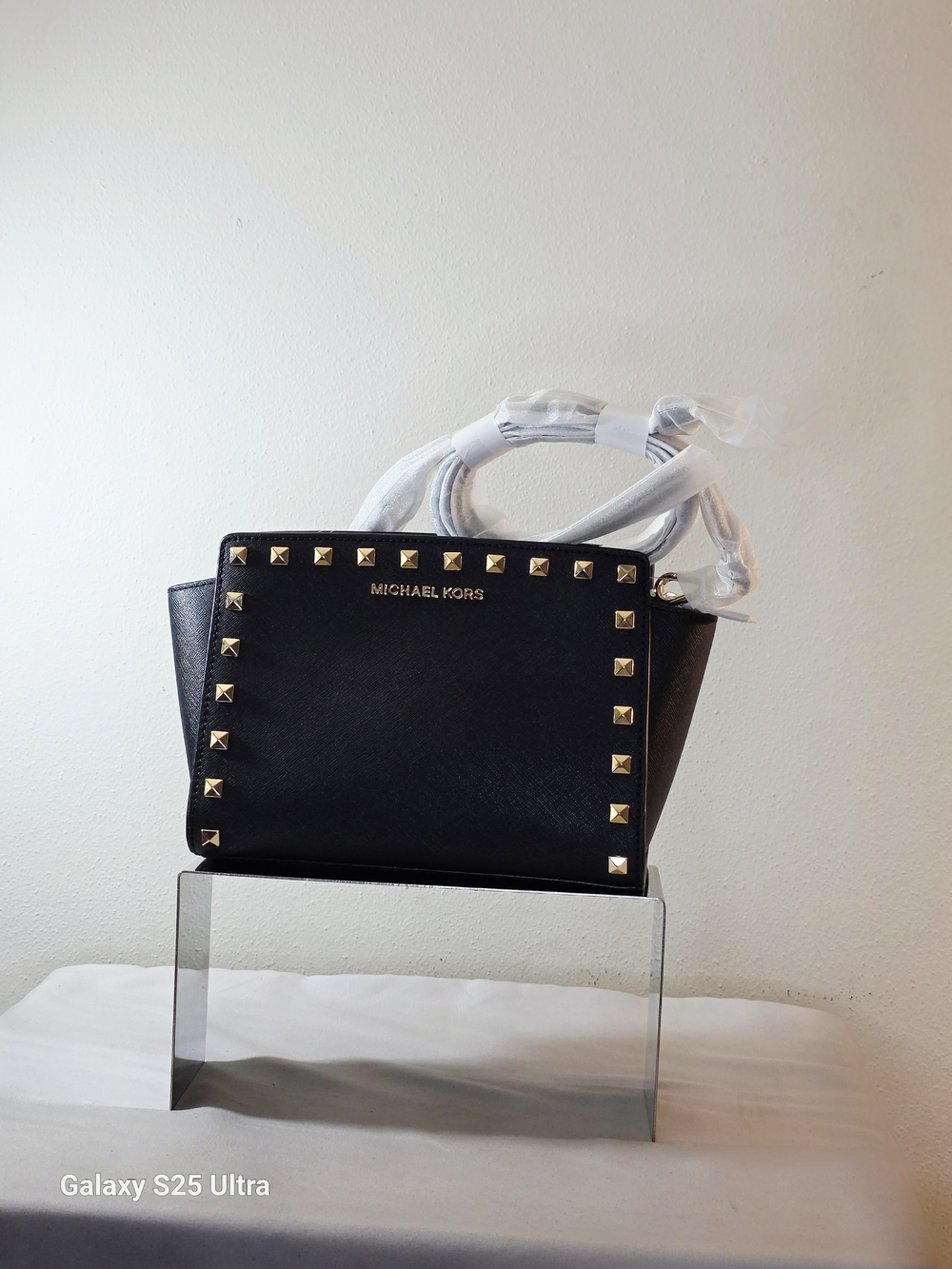 MICHAEL Michael Kors Selma Medium Studded Leather Messenger In Black/Gold